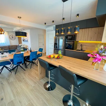 Luxury Penthouse Skyview Apartment