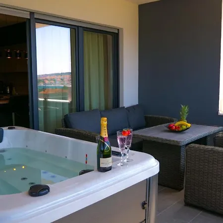 Luxury Penthouse Skyview Apartment *