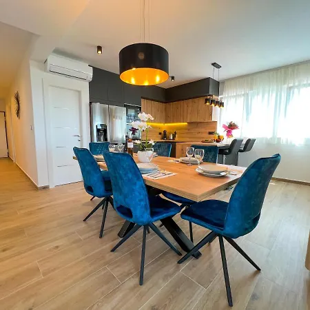 Luxury Penthouse Skyview Apartment